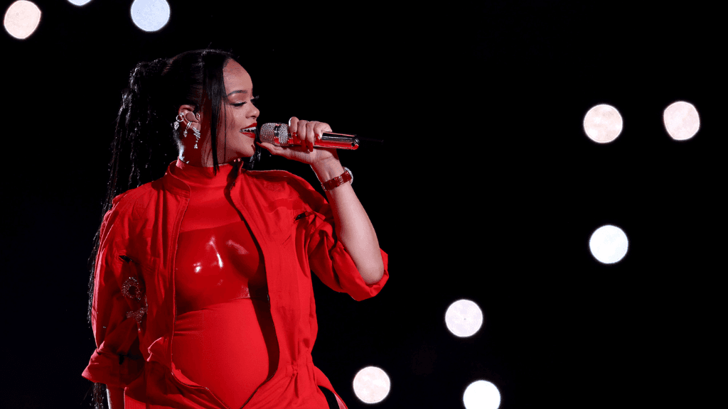 Embaixadora de sua própria marca, Rihanna brilha no Super Bowl 2023