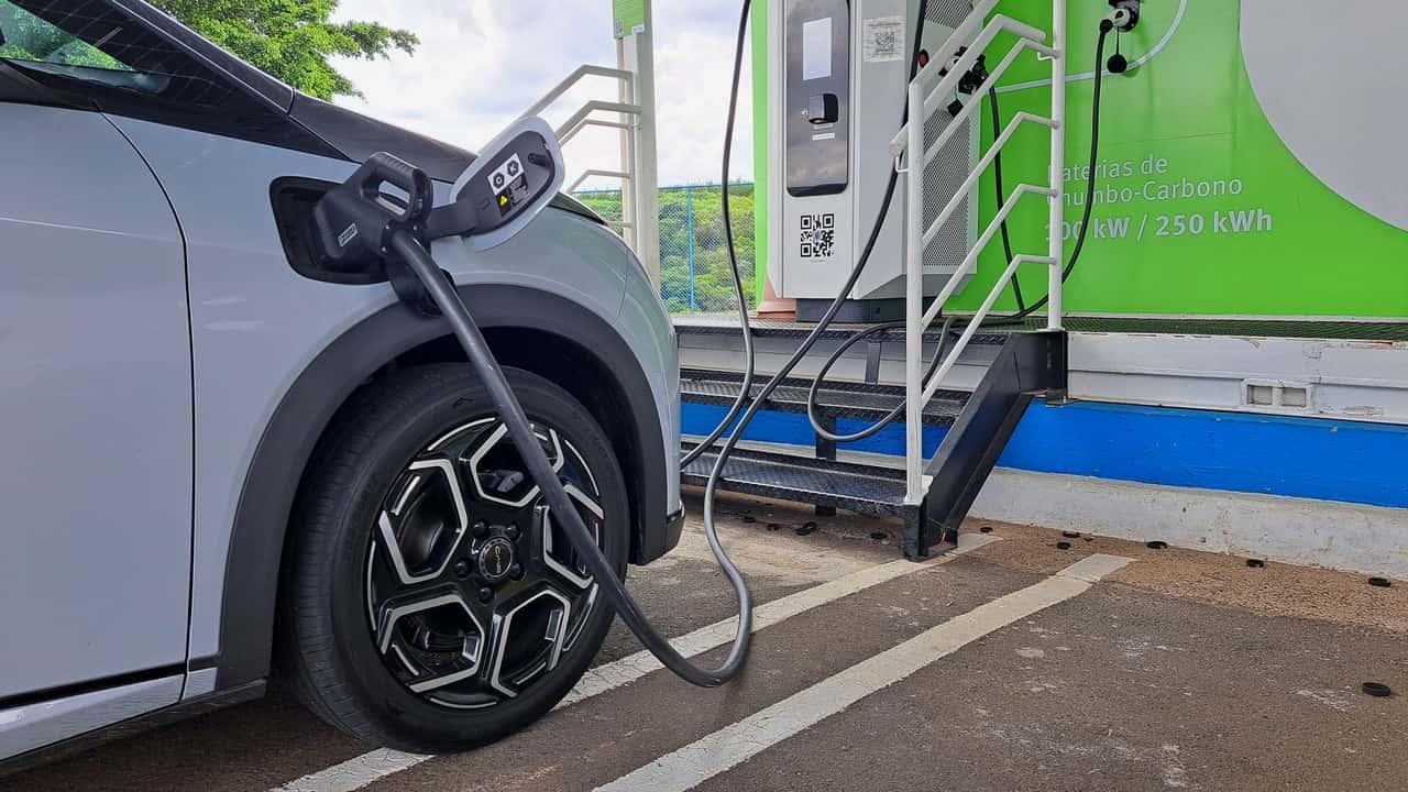 China Lidera Vendas Globais de Carros Elétricos e Supera Combustão