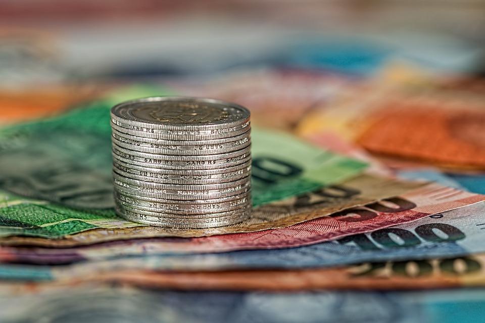 Rasgando dinheiro público