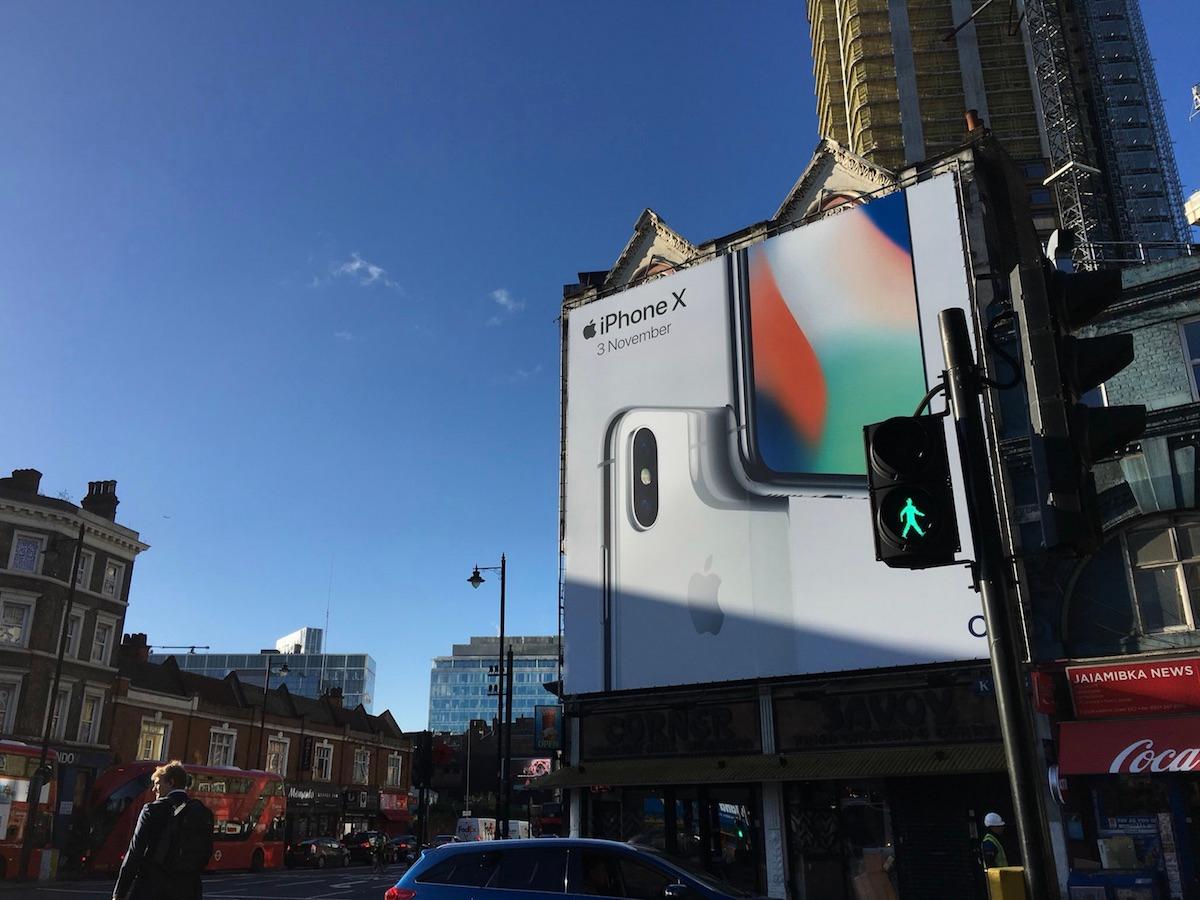 Outdoors sobre Iphone X aparecem em diversas cidades do mundo.