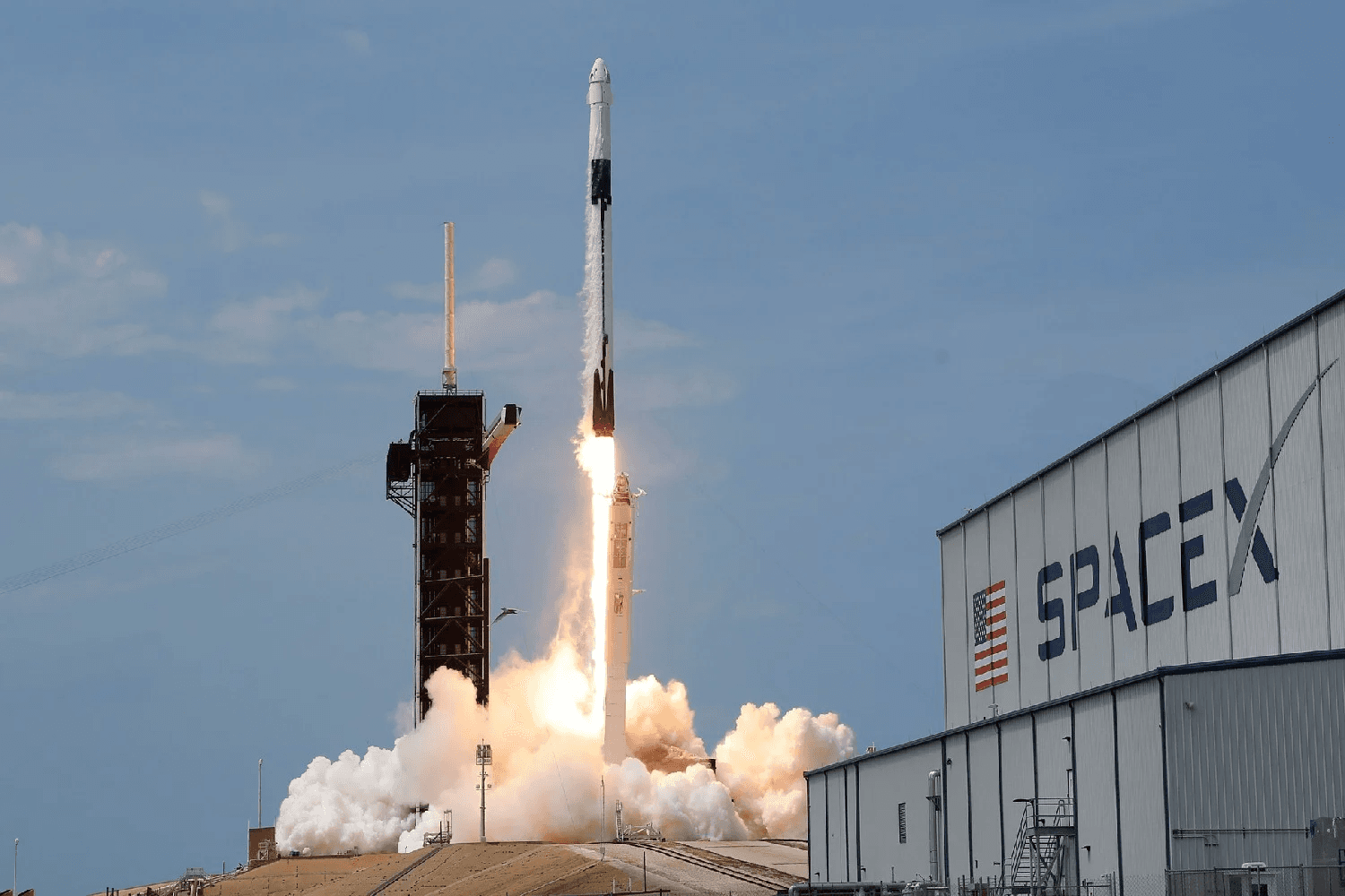 SpaceX lidera nova fase da corrida espacial com contratos bilionários